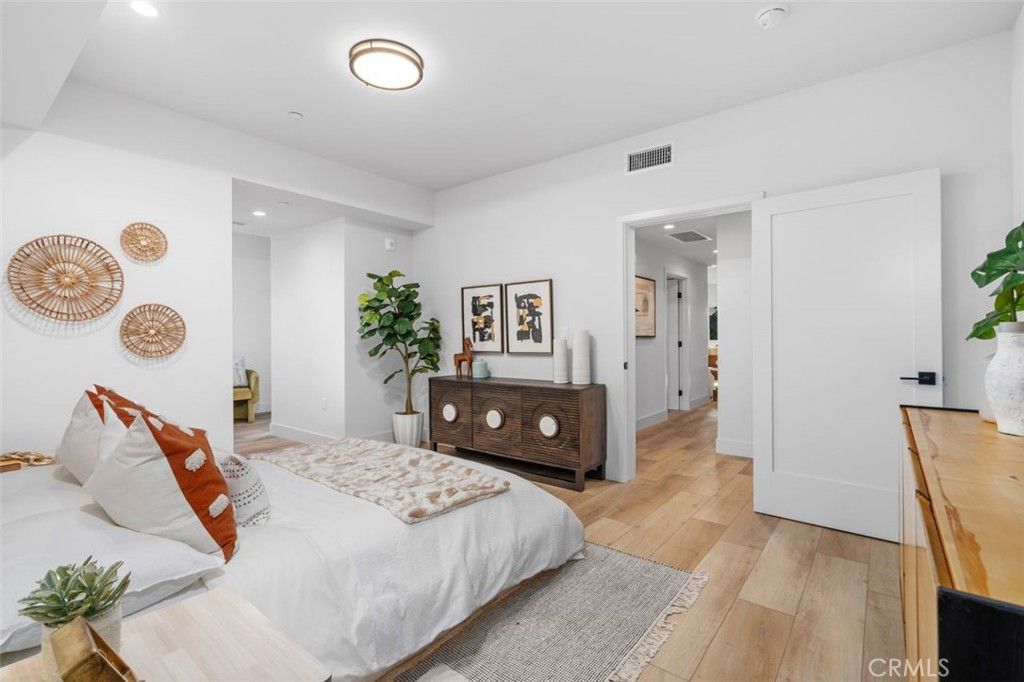 Image 9 of property listing at 150 S Oak Knoll 202, Pasadena, CA 91101