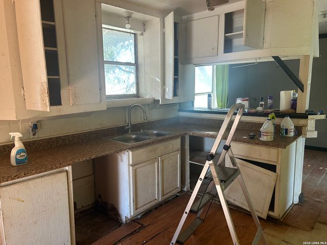 414 Davis, Devine, TX 78016