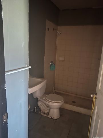 414 Davis, Devine, TX 78016