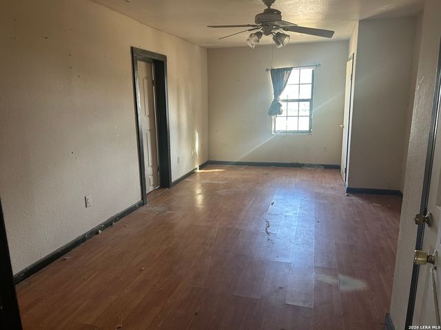 414 Davis, Devine, TX 78016