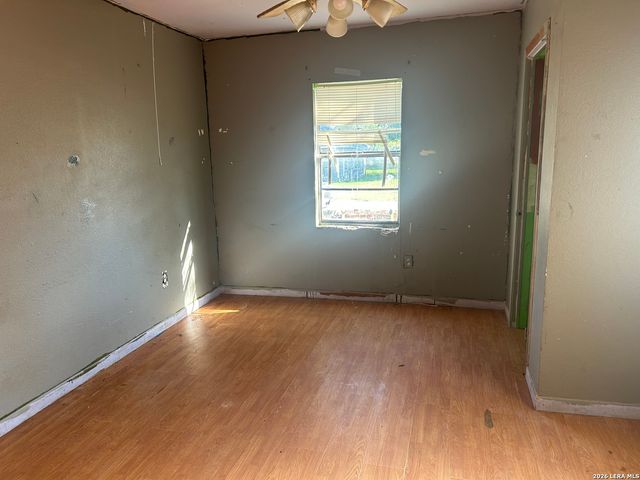 414 Davis, Devine, TX 78016