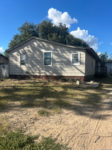 414 Davis, Devine, TX 78016