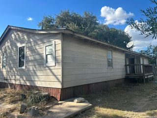 414 Davis, Devine, TX 78016