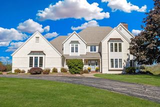 824 W Fox Hunt TRACE, Mequon, WI 53092