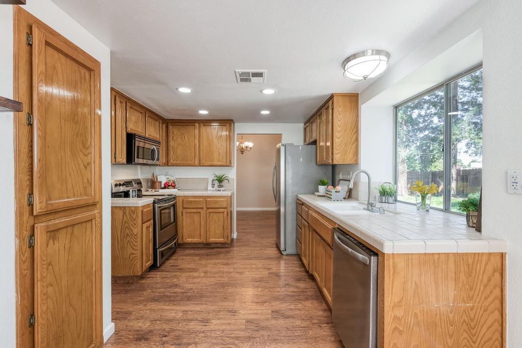 Image 10 of property listing at 2078 E Pinedale Avenue, Fresno, CA 93720