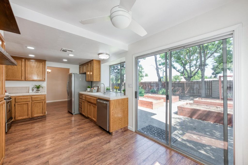 Image 15 of property listing at 2078 E Pinedale Avenue, Fresno, CA 93720