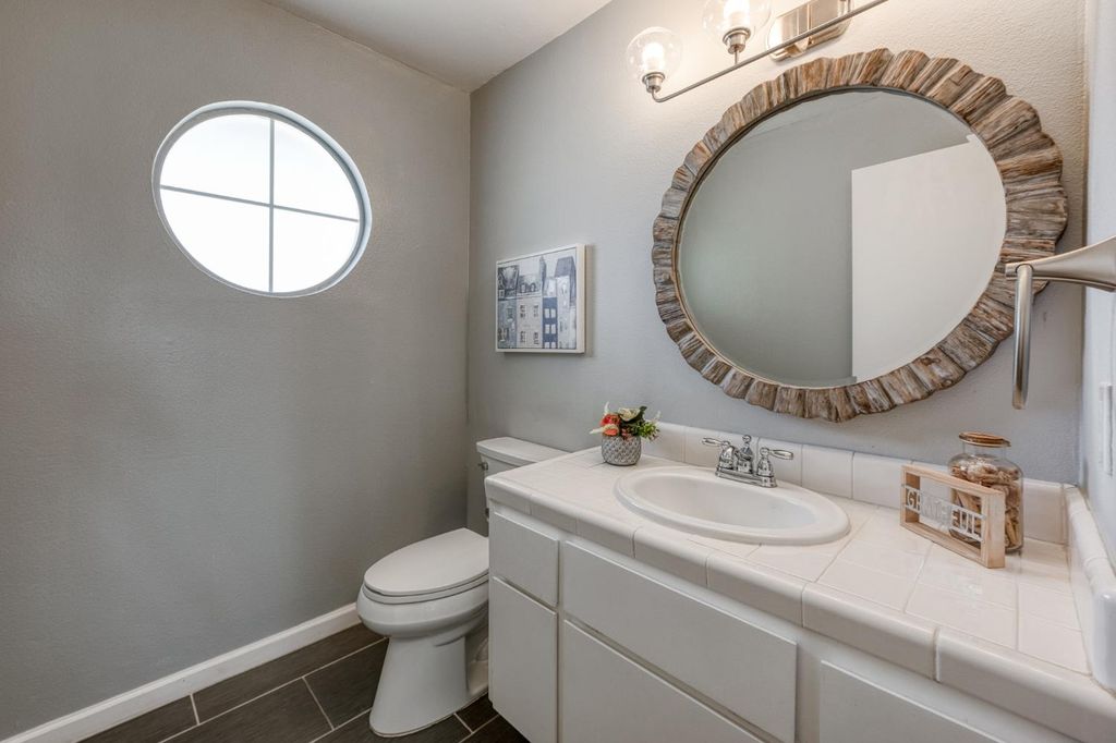 Image 16 of property listing at 2078 E Pinedale Avenue, Fresno, CA 93720