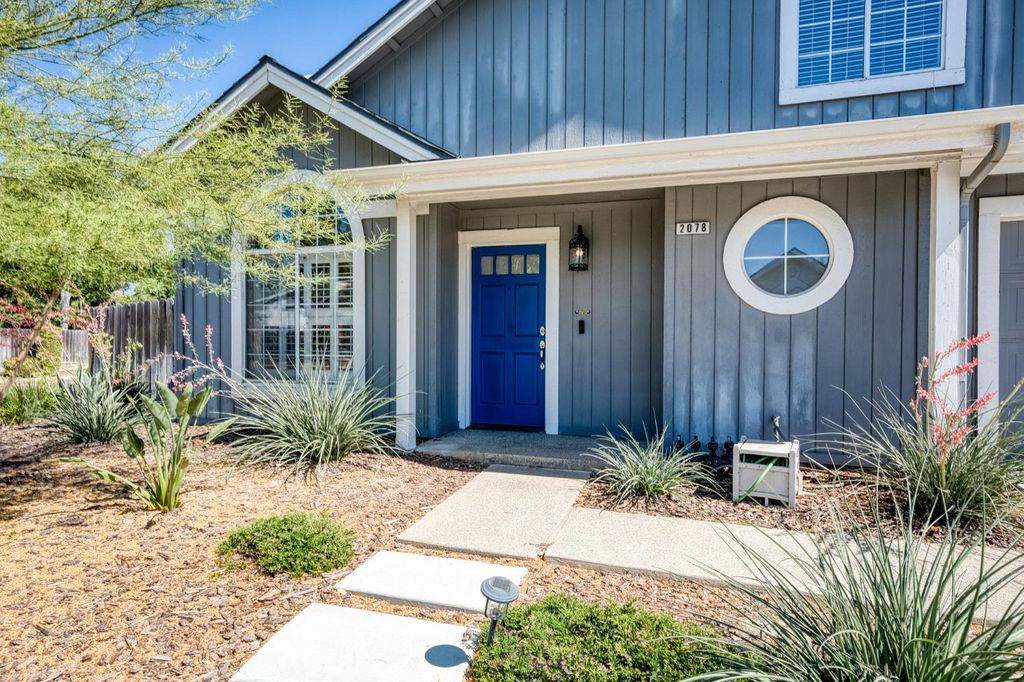 Image 2 of property listing at 2078 E Pinedale Avenue, Fresno, CA 93720