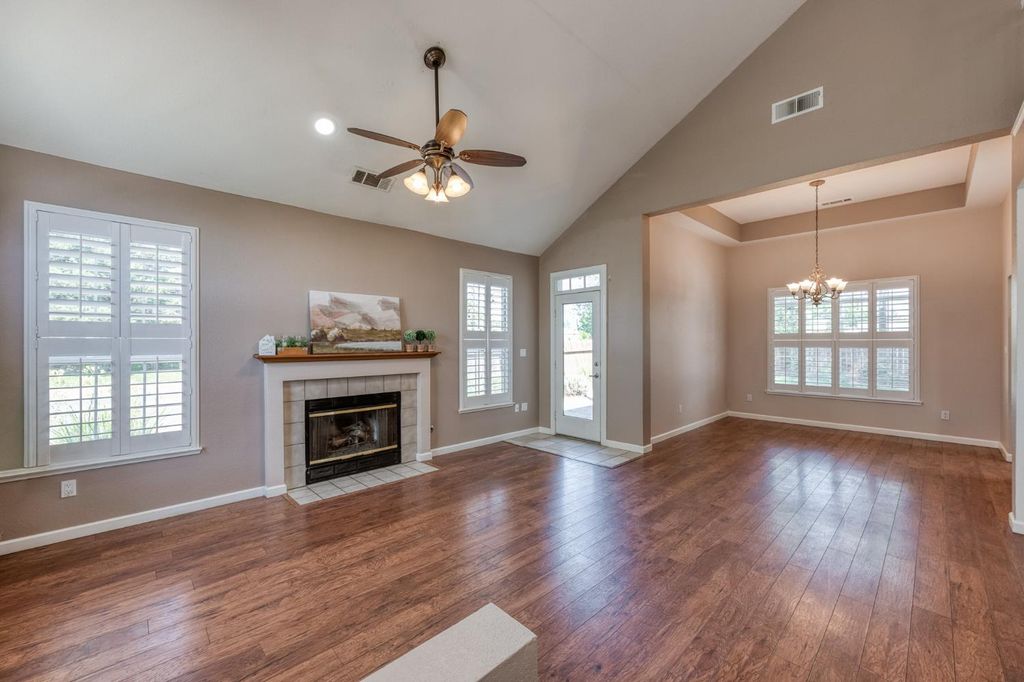 Image 3 of property listing at 2078 E Pinedale Avenue, Fresno, CA 93720