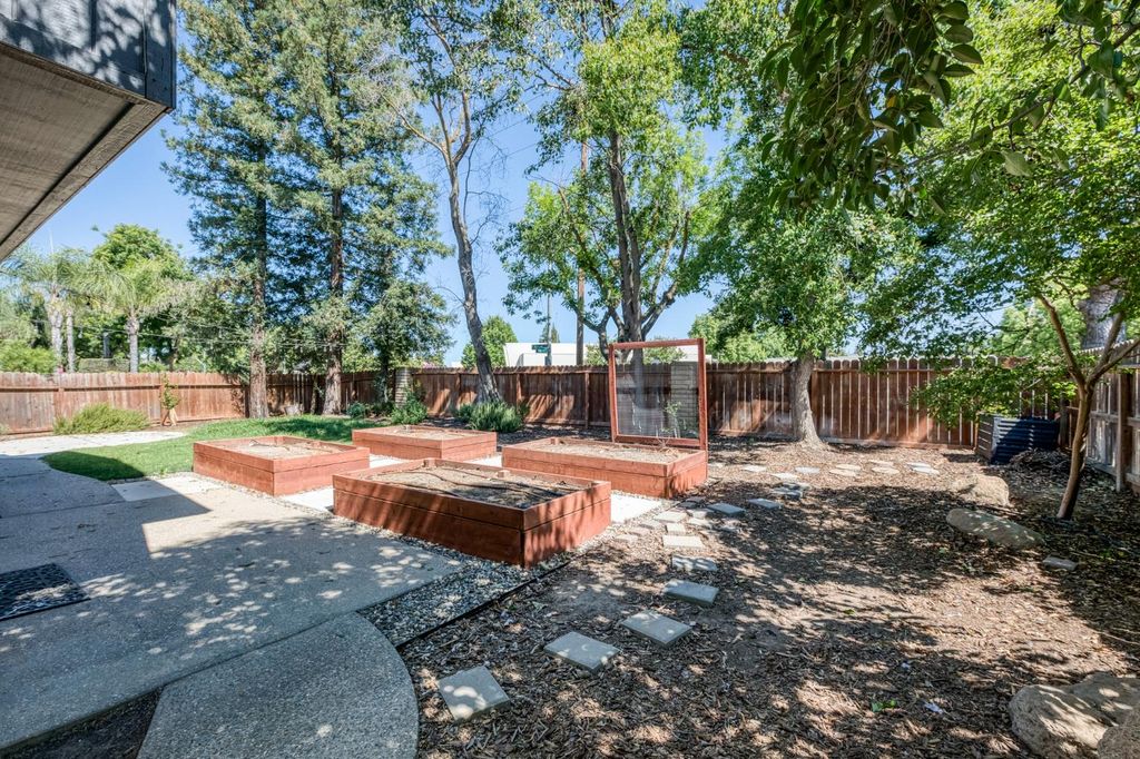 Image 30 of property listing at 2078 E Pinedale Avenue, Fresno, CA 93720
