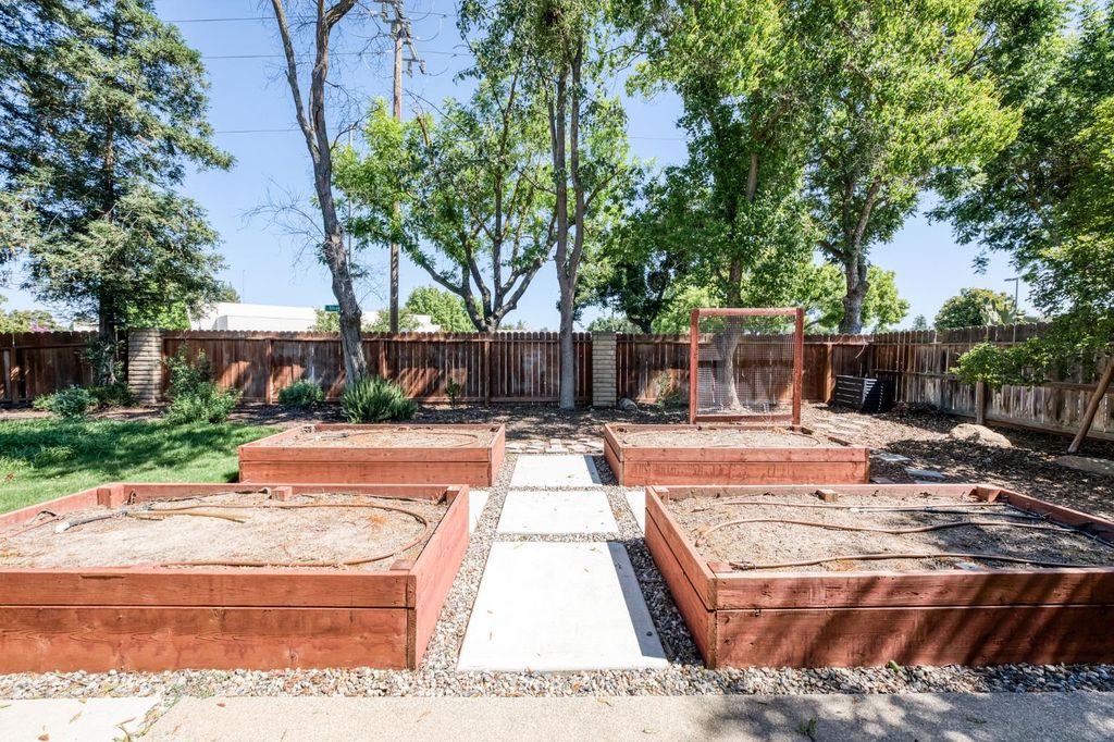 Image 31 of property listing at 2078 E Pinedale Avenue, Fresno, CA 93720