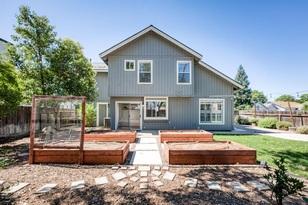 Image 32 of property listing at 2078 E Pinedale Avenue, Fresno, CA 93720