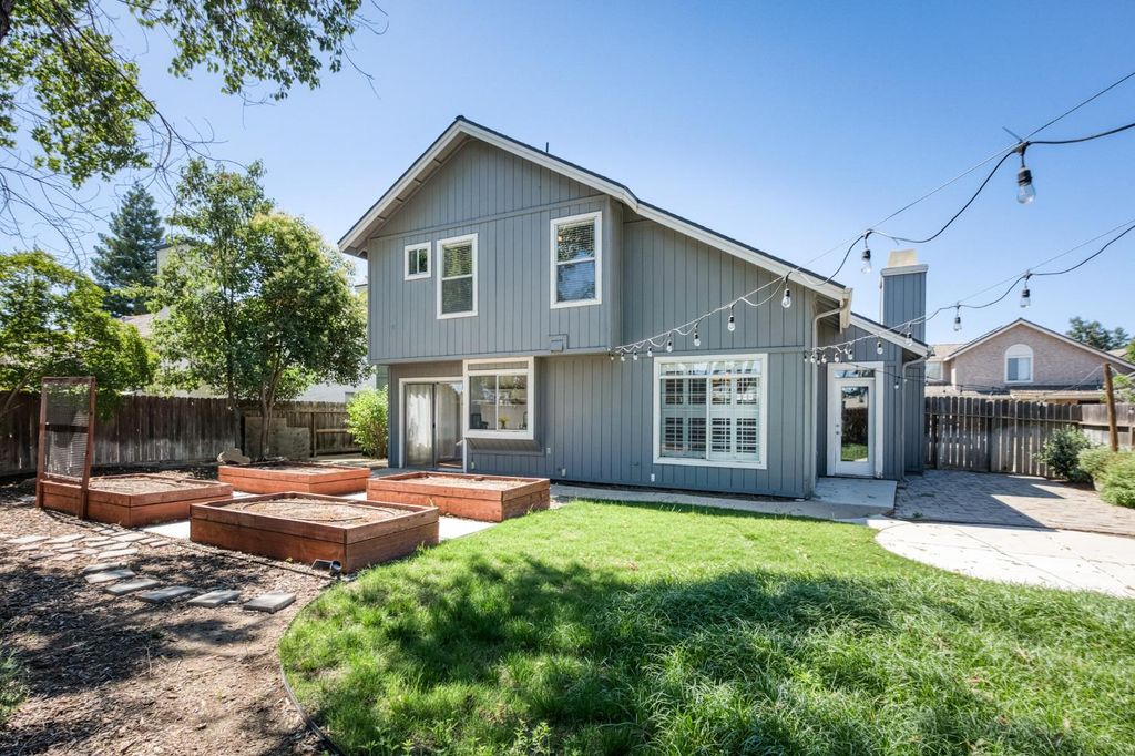 Image 33 of property listing at 2078 E Pinedale Avenue, Fresno, CA 93720
