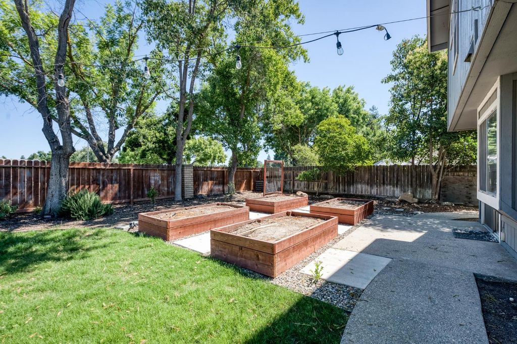 Image 6 of property listing at 2078 E Pinedale Avenue, Fresno, CA 93720