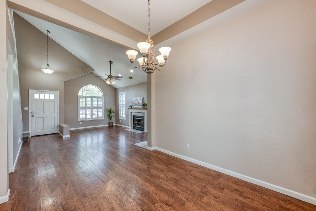Image 8 of property listing at 2078 E Pinedale Avenue, Fresno, CA 93720