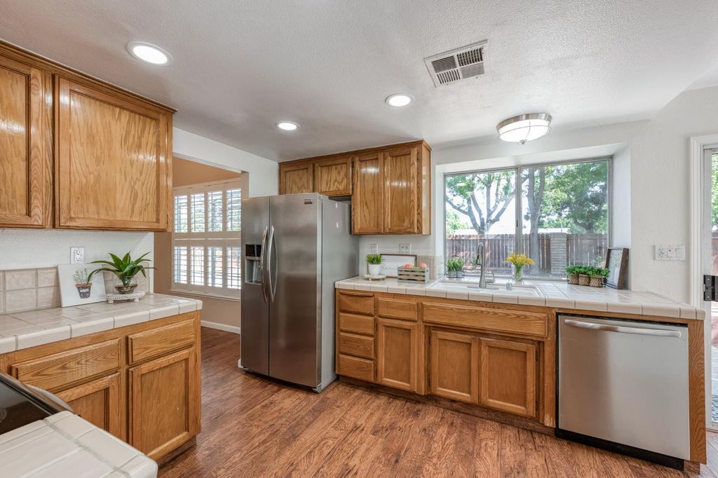 Image 9 of property listing at 2078 E Pinedale Avenue, Fresno, CA 93720