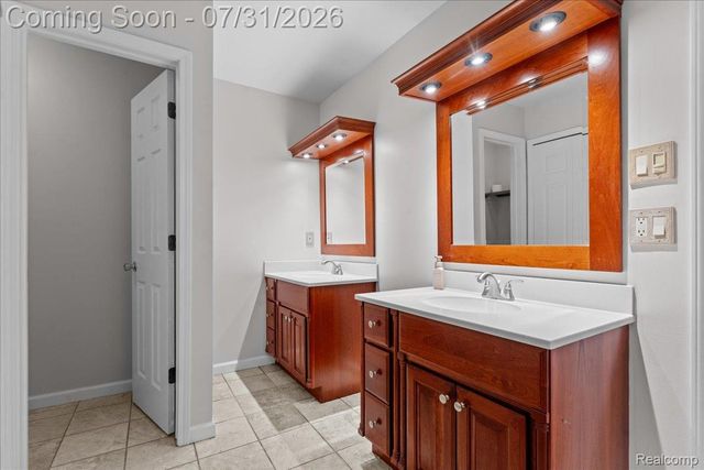 9019 Silver Pine Drive, Green Oak Township, MI 48178