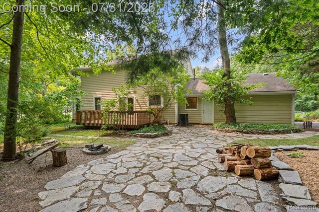 9019 Silver Pine Drive, Green Oak Township, MI 48178
