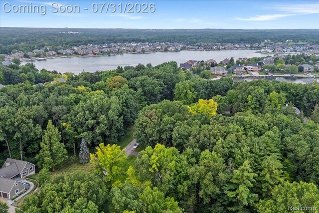 9019 Silver Pine Drive, Green Oak Township, MI 48178