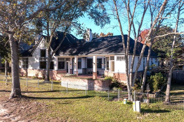 22 New Greens Court, Kingwood, TX 77339