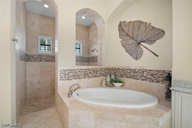 6482 Carema LN, Naples, FL 34113