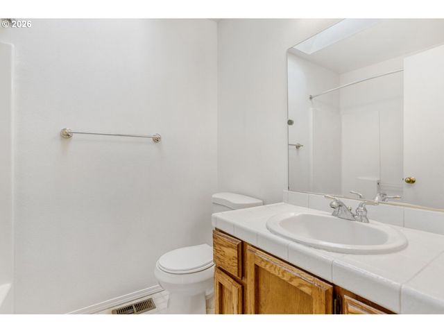 132 KINGSGATE Rd, Lake Oswego, OR 97035