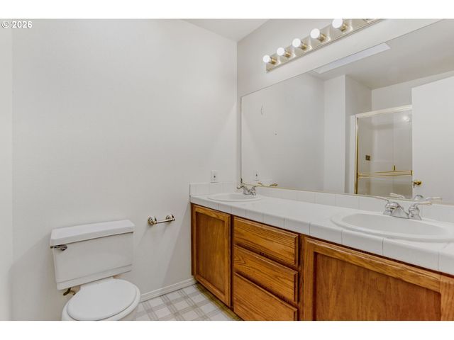 132 KINGSGATE Rd, Lake Oswego, OR 97035