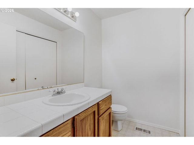 132 KINGSGATE Rd, Lake Oswego, OR 97035