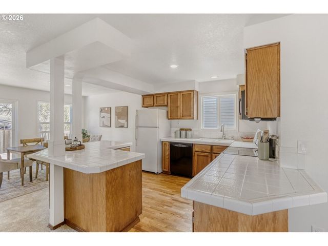 132 KINGSGATE Rd, Lake Oswego, OR 97035