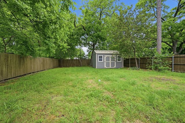 204 N Holly Avenue, Sherman, TX 75092
