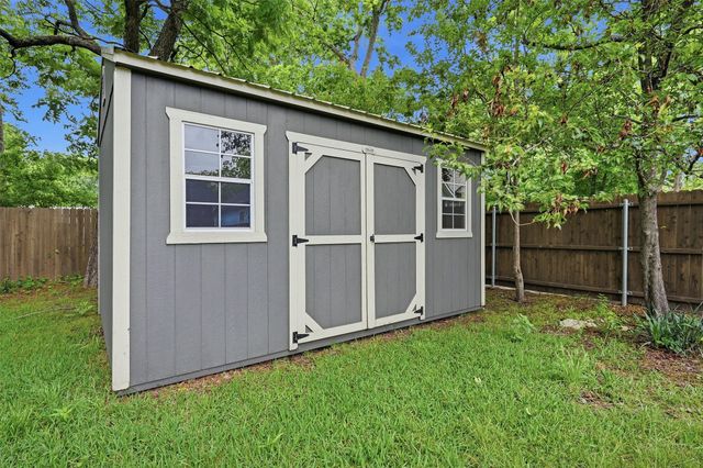 204 N Holly Avenue, Sherman, TX 75092