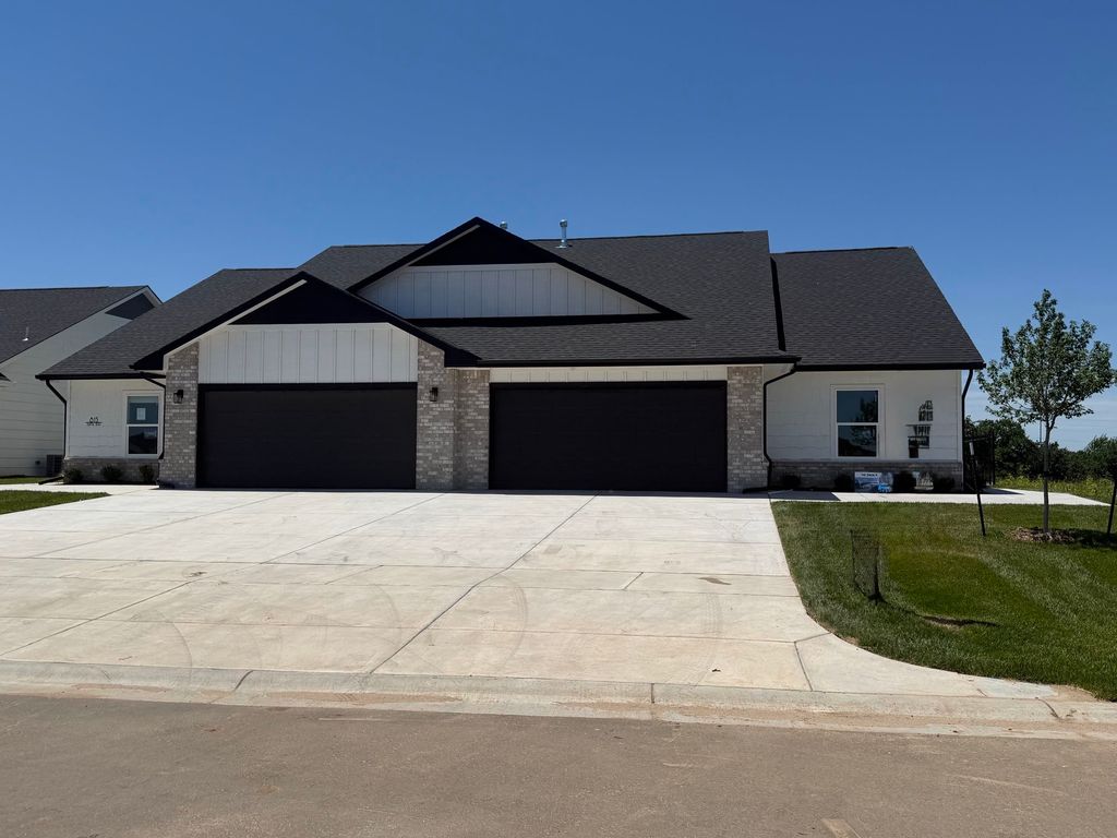 813 N Rainbow Lake St, Wichita, KS 67235