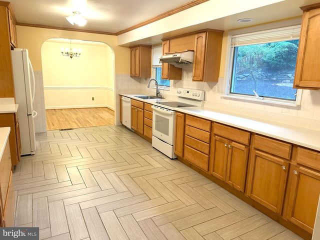 10916 CANDLELIGHT LN, Potomac, MD 20854