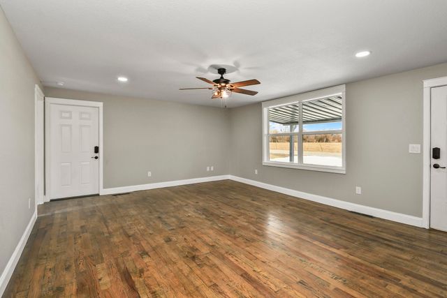 7138 W Farm Rd 136, Springfield, MO 65802