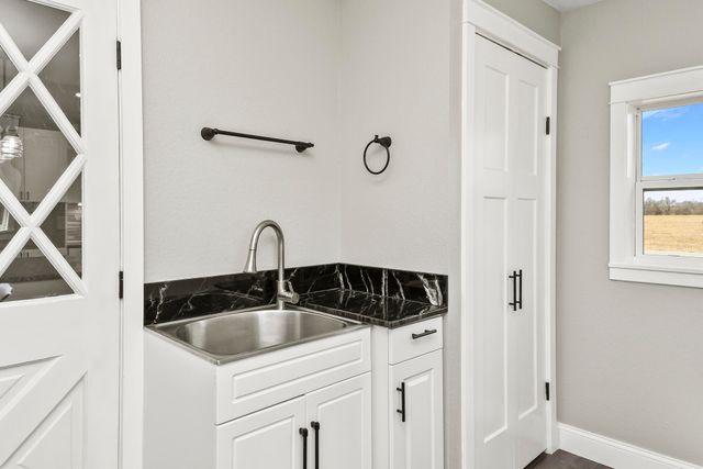 7138 W Farm Rd 136, Springfield, MO 65802