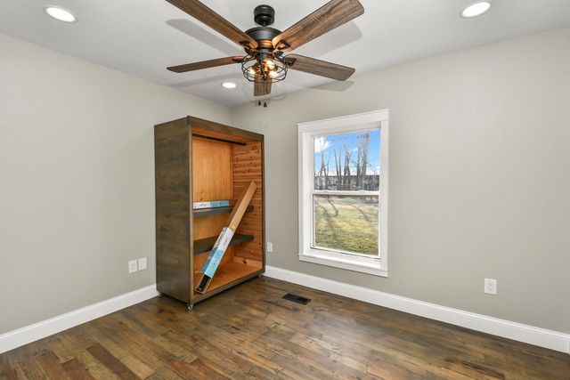 7138 W Farm Rd 136, Springfield, MO 65802