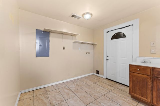 909 S Mineola, Midland, TX 79701