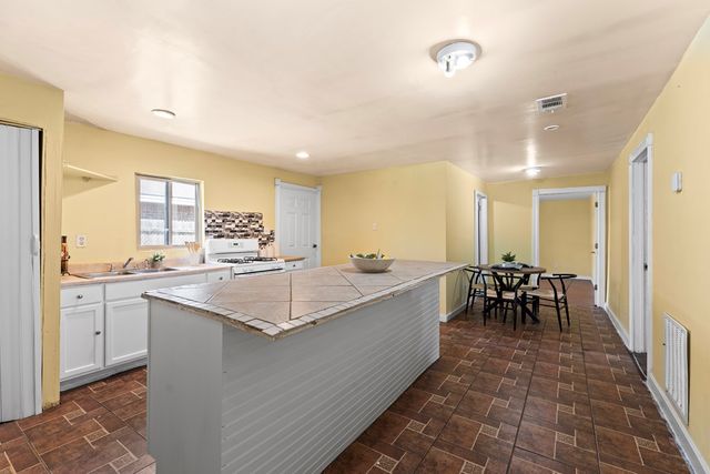 909 S Mineola, Midland, TX 79701