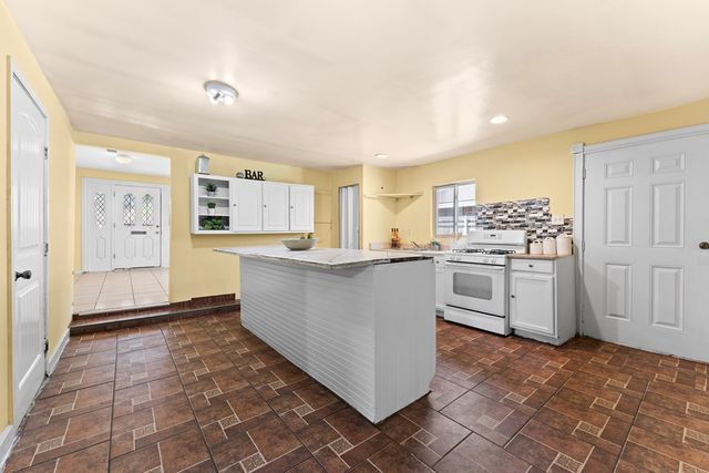 909 S Mineola, Midland, TX 79701