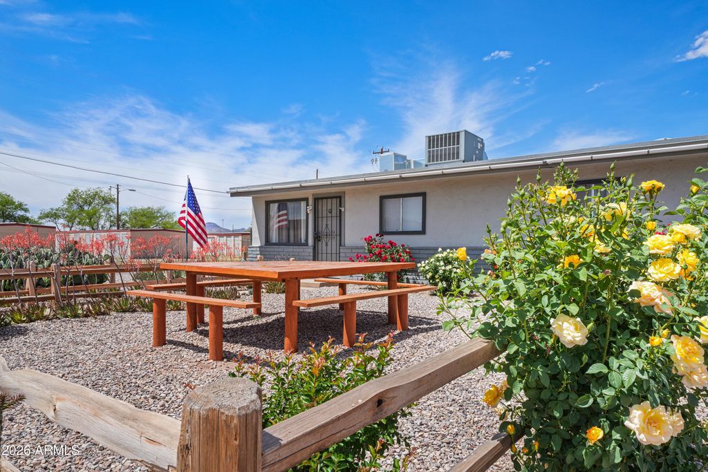 Image 5 of property listing at 101 E YUMA Street, Huachuca City, AZ 85616