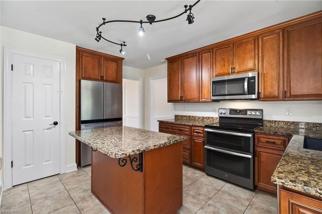 711 Waterstock CT, Chesapeake, VA 23322