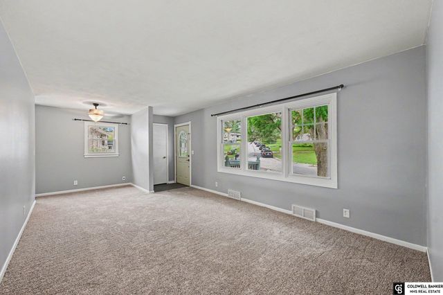 104 LEISURE Lane, Bellevue, NE 68005