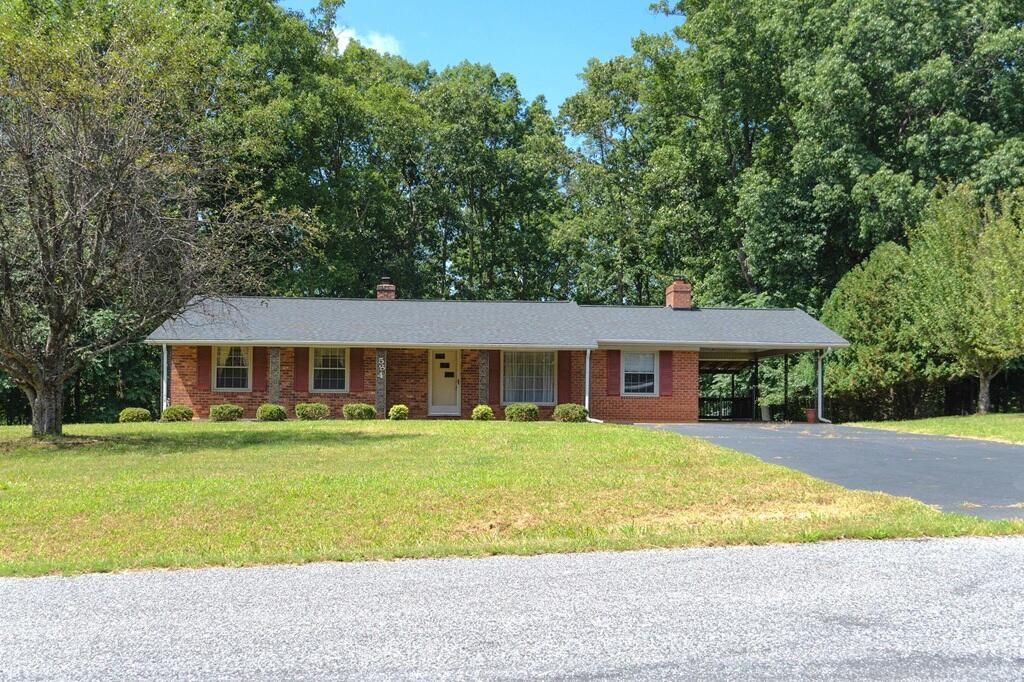 584 Applewood RD, Martinsville, VA 24112