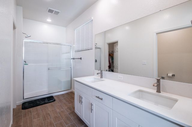 1180 Encore Way W, Madera, CA 93636