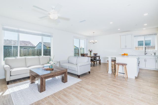 1180 Encore Way W, Madera, CA 93636