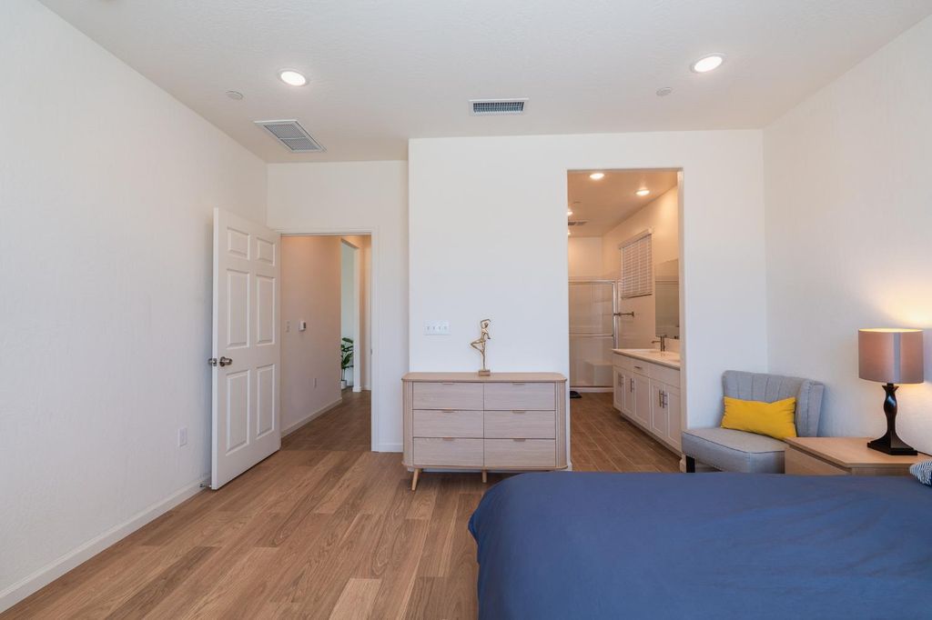 Image 14 of property listing at 1180 Encore Way W, Madera, CA 93636