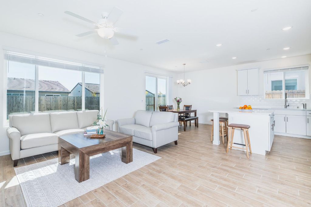 Image 3 of property listing at 1180 Encore Way W, Madera, CA 93636