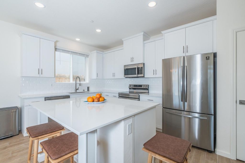 Image 4 of property listing at 1180 Encore Way W, Madera, CA 93636