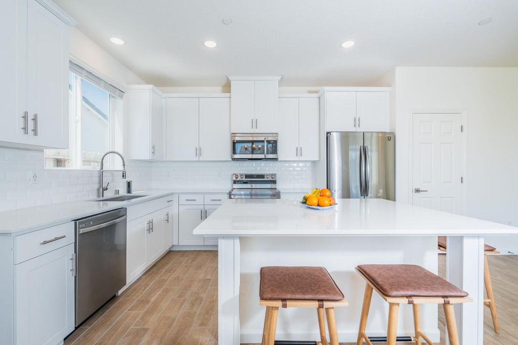 Image 6 of property listing at 1180 Encore Way W, Madera, CA 93636