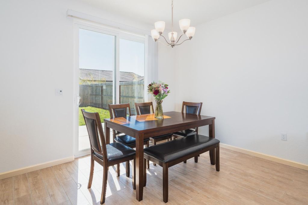 Image 7 of property listing at 1180 Encore Way W, Madera, CA 93636